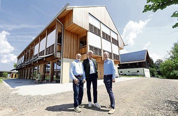 Werner von Kahlden-Gmell, Lorenz Kiefer und Christoph Borchard vor dem Neubau auf Biberkor