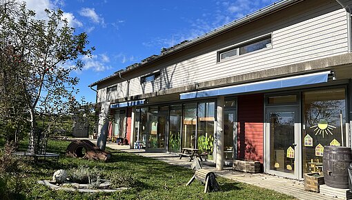 Kinderhaus Vorderansicht mit Garten