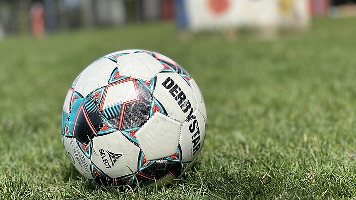 Fußball auf Wiese