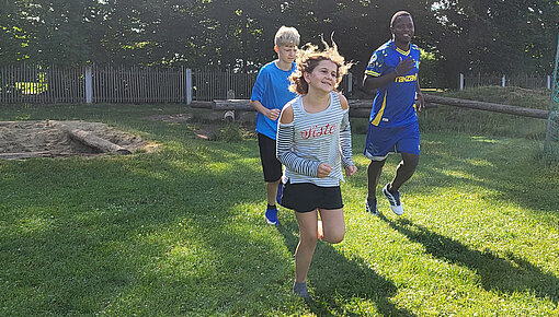 Schüler beim Spendenlauf auf der Wiese