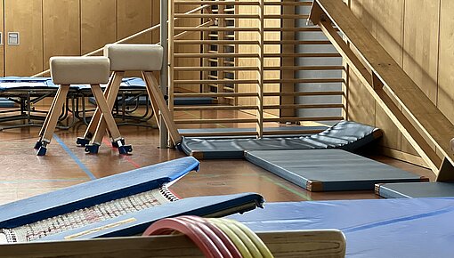 mit Geräten vorbereitete Turnhalle