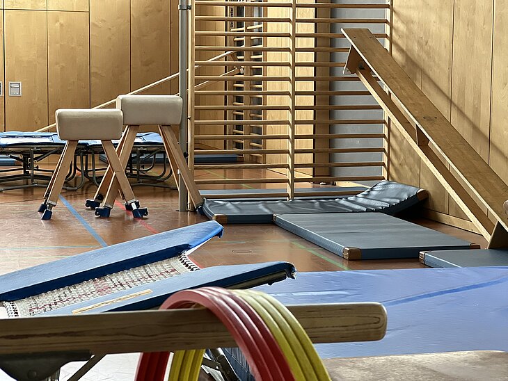 mit Geräten vorbereitete Turnhalle