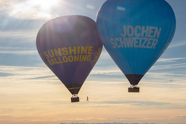 Heißluftballone mit Friede Kühne auf der Slackline