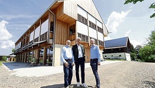 Werner von Kahlden-Gmell, Lorenz Kiefer und Christoph Borchard vor dem Neubau auf Biberkor